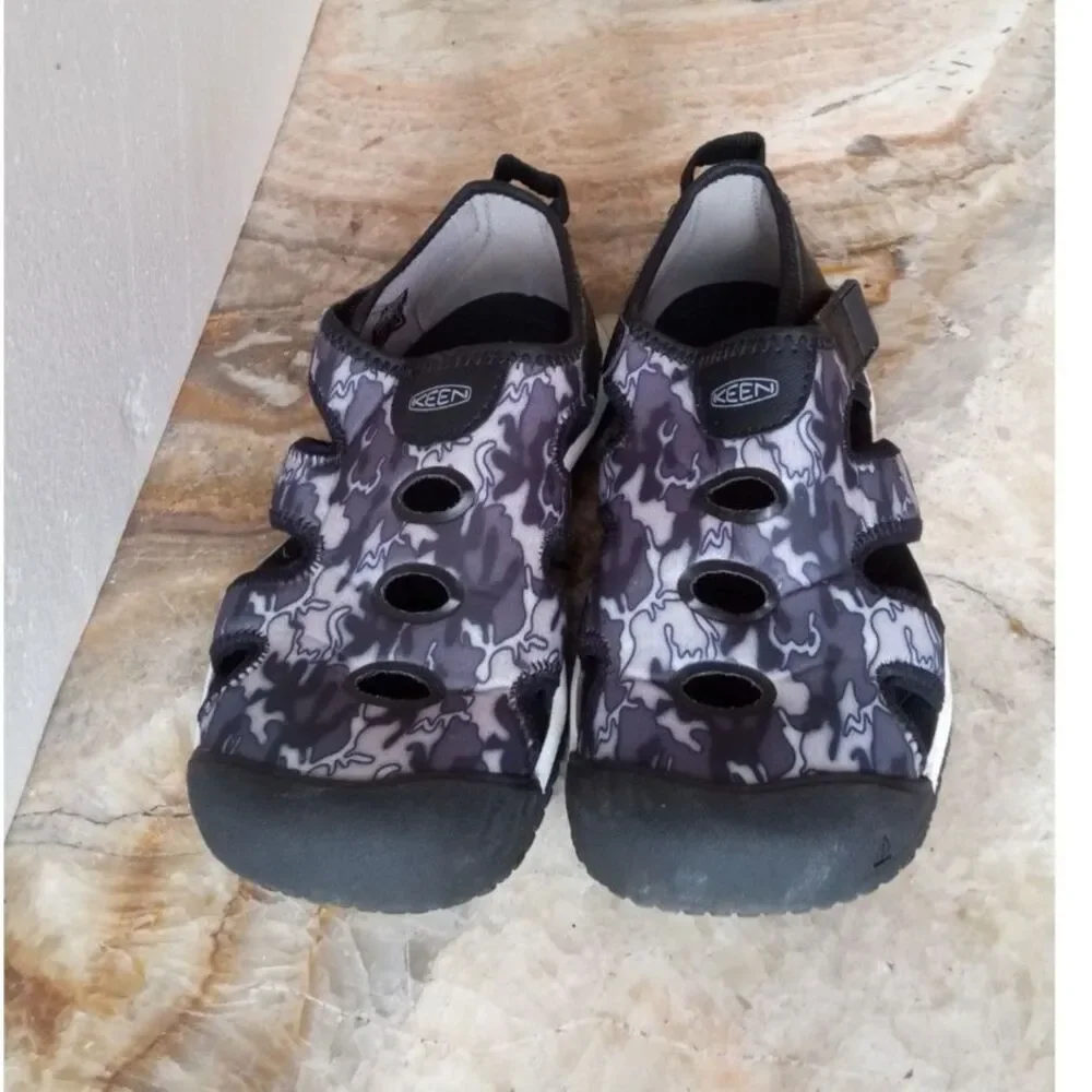 Keen Stingray Sandals Boys sz. 3, Camo Water Shoes with Velcro Strap